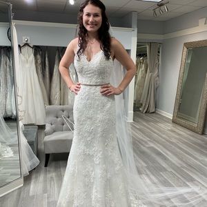 Never worn Gorgeous Maggie Sottero/Rebecca Ingram “Drew” sample dress in Ivory.